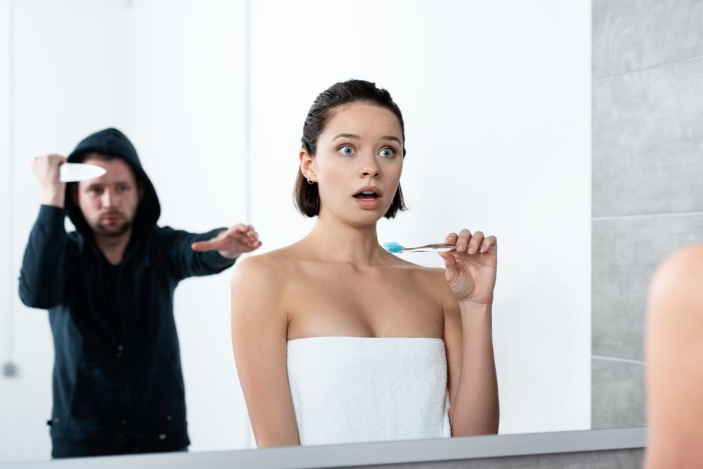 Killer attackiert Frau mit Messer beim Zähneputzen im Badezimmer - Foto, Bild