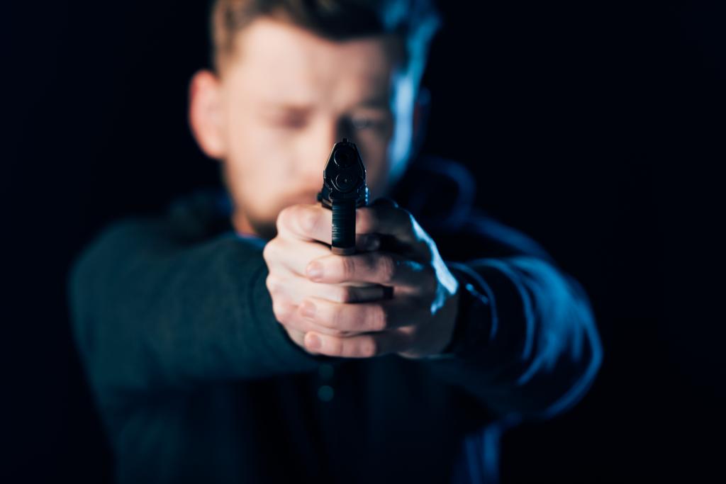 valikoiva painopiste rikollisen tähtäävät ase kameraan eristetty musta
 - Valokuva, kuva
