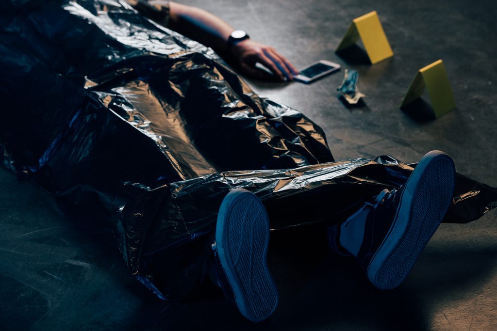 visão parcial do cadáver coberto e provas no local do crime
 - Foto, Imagem
