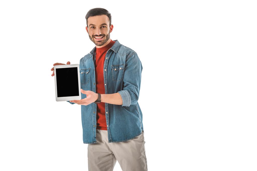 fröhlicher Mann, der in die Kamera schaut, während er ein digitales Tablet mit leerem Bildschirm hält, isoliert auf weiß - Foto, Bild