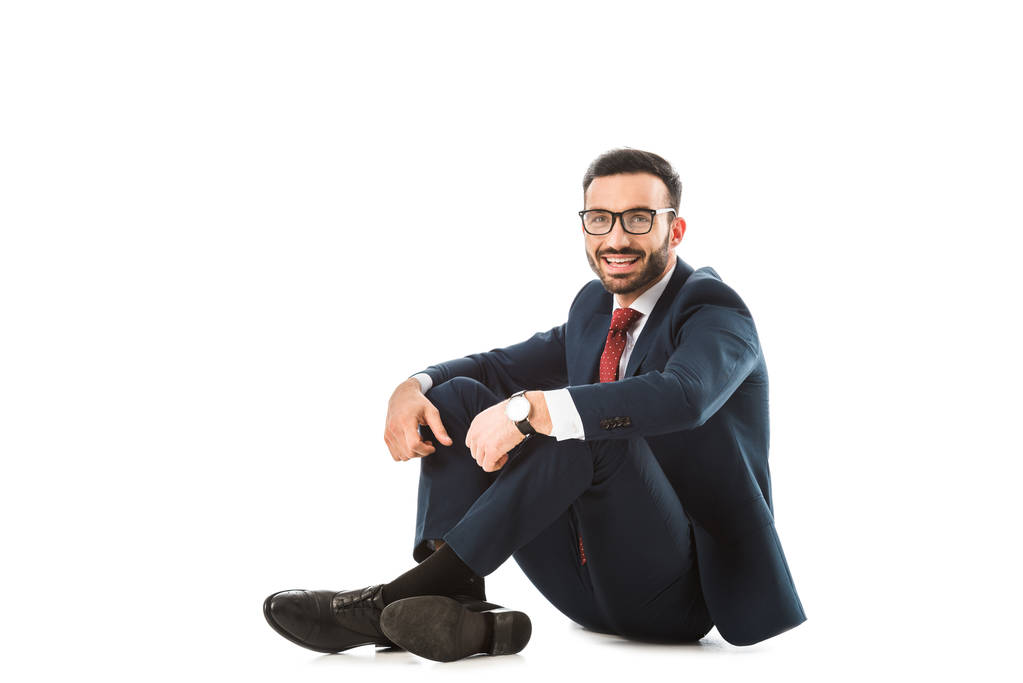 hombre de negocios feliz en gafas mirando a la cámara mientras está sentado en el fondo blanco
 - Foto, Imagen