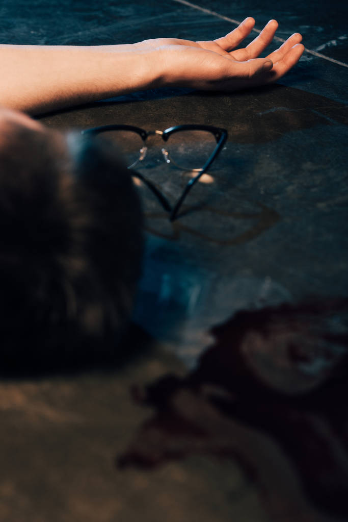 частковий вид на мертвого чоловіка на підлозі на місці злочину
 - Фото, зображення