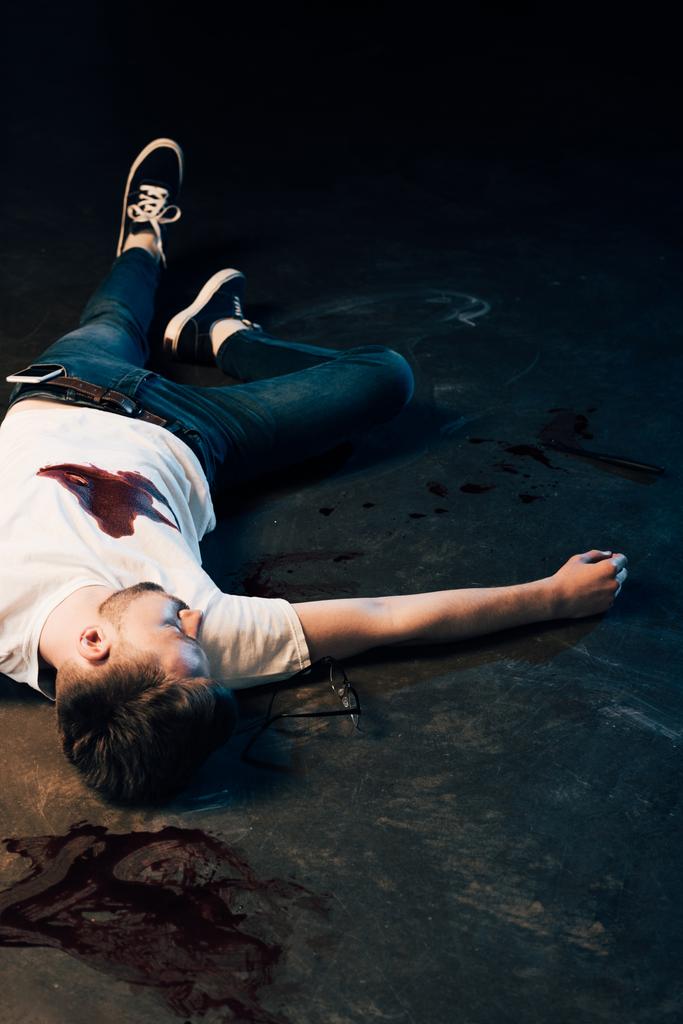 νεκρός άνθρωπος με smartphone στην τσέπη στο πάτωμα στον τόπο του εγκλήματος - Φωτογραφία, εικόνα
