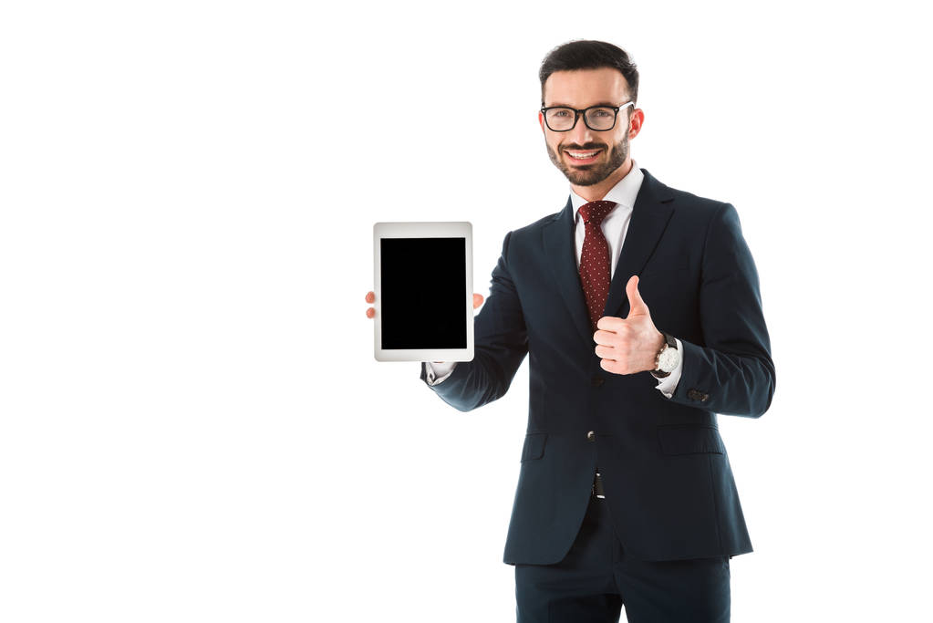 веселий бізнесмен тримає цифровий планшет з порожнім екраном і показує великий палець вгору ізольовано на білому
 - Фото, зображення