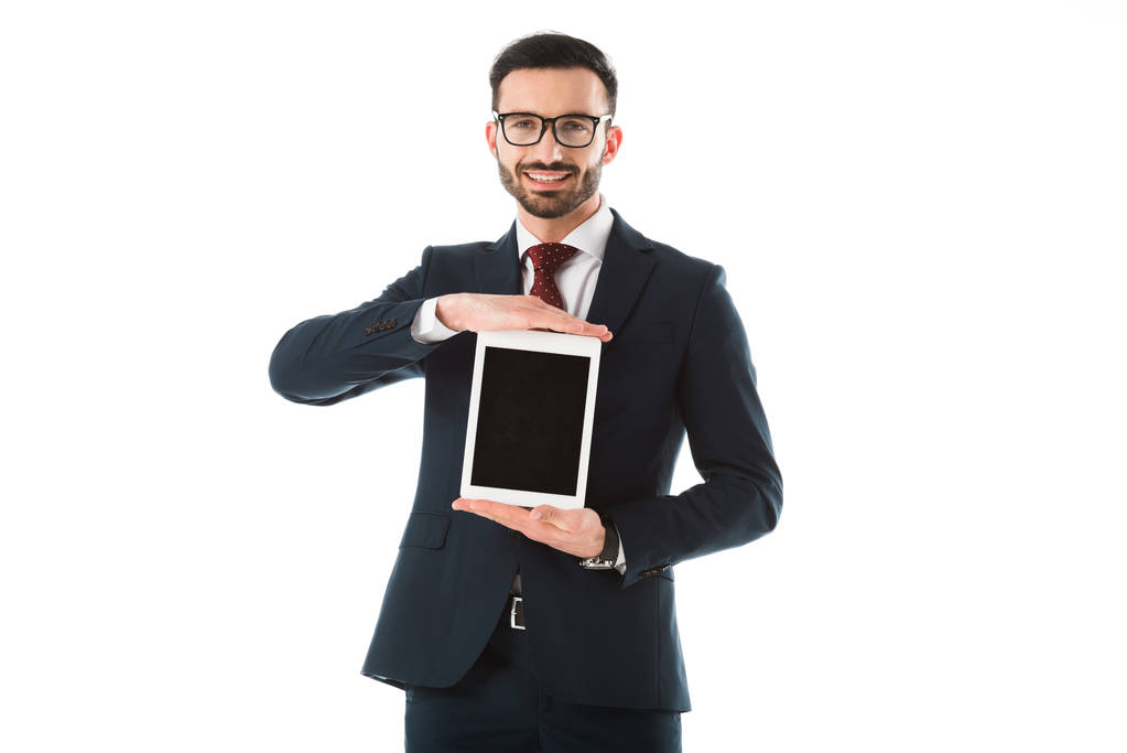 homme d'affaires souriant tenant tablette numérique avec écran blanc et regardant la caméra isolée sur blanc
 - Photo, image