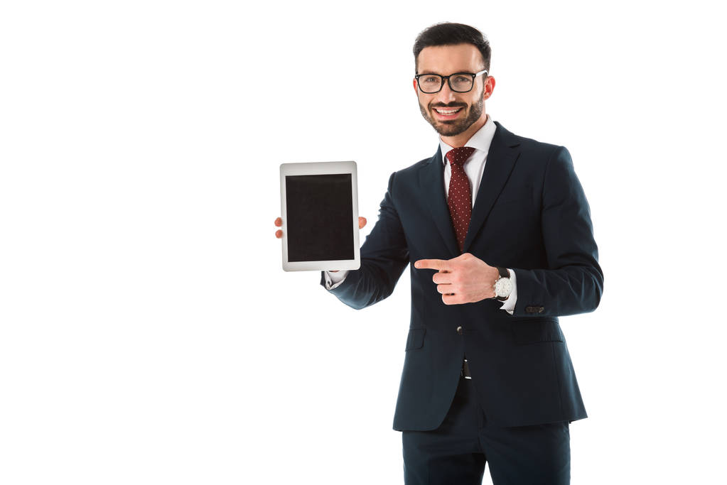 hombre de negocios sonriente apuntando con el dedo a la tableta digital con pantalla en blanco aislado en blanco
 - Foto, imagen