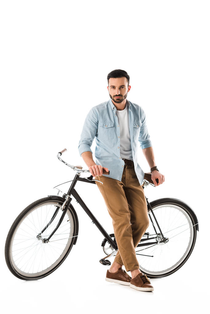 surowym Brodatym człowiekiem z rowerem patrząc na aparat na białym tle - Zdjęcie, obraz