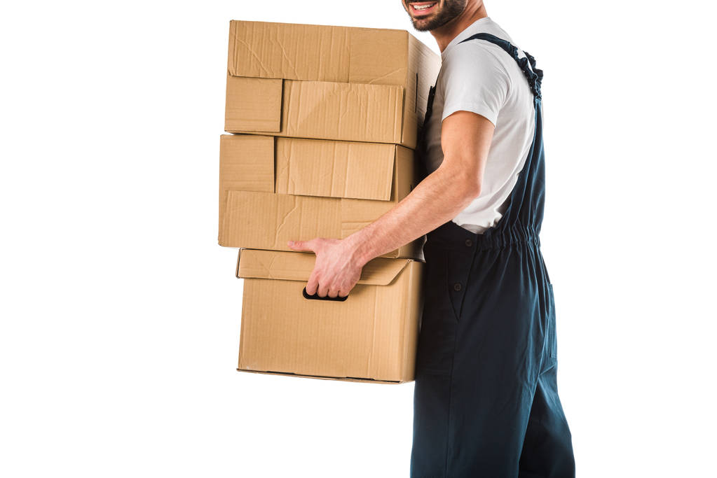 częściowy widok człowieka dostawy w ogólnej nośnej kartonowych pudełkach na białym - Zdjęcie, obraz