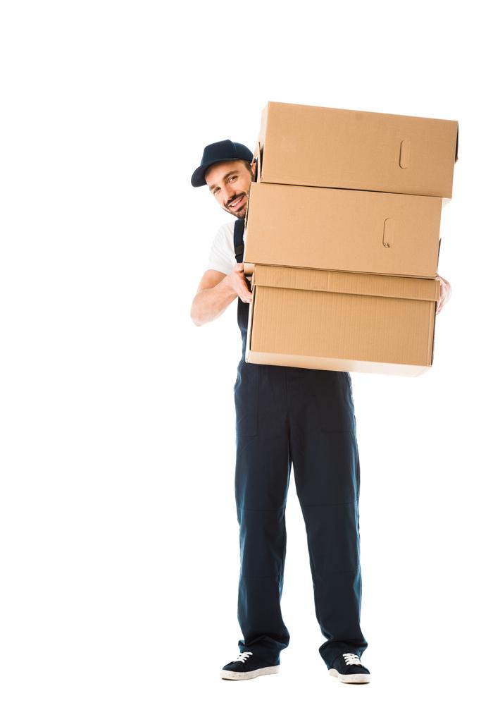repartidor sonriente hombre sosteniendo cajas de cartón y mirando a la cámara aislada en blanco
 - Foto, Imagen