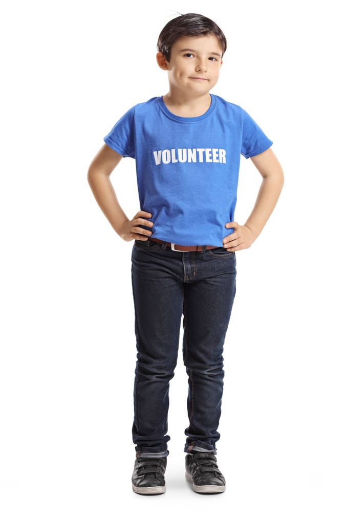 Täyspitkä muotokuva lapsen vapaaehtoisesta, joka poseeraa valkoisella taustalla
 - Valokuva, kuva