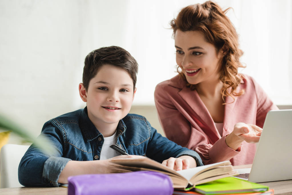 sevimli oğlu ile neşeli anne evde birlikte okul yapıyor - Fotoğraf, Görsel