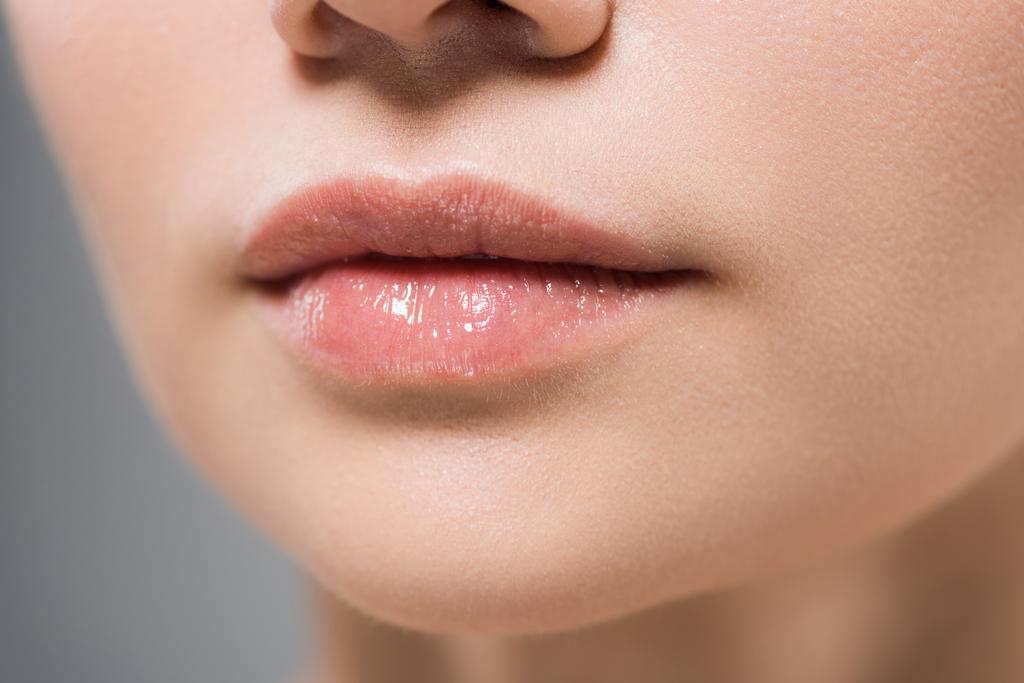 vue recadrée de la femme aux lèvres douces isolées sur gris
  - Photo, image