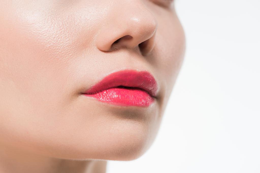 vista recortada de la mujer con labios rosados aislados en blanco
  - Foto, imagen