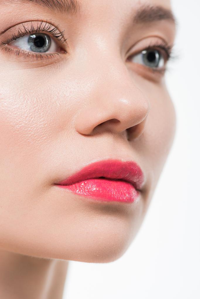 bijgesneden beeld van de vrouw met roze lip gloss op de lippen geïsoleerd op wit  - Foto, afbeelding