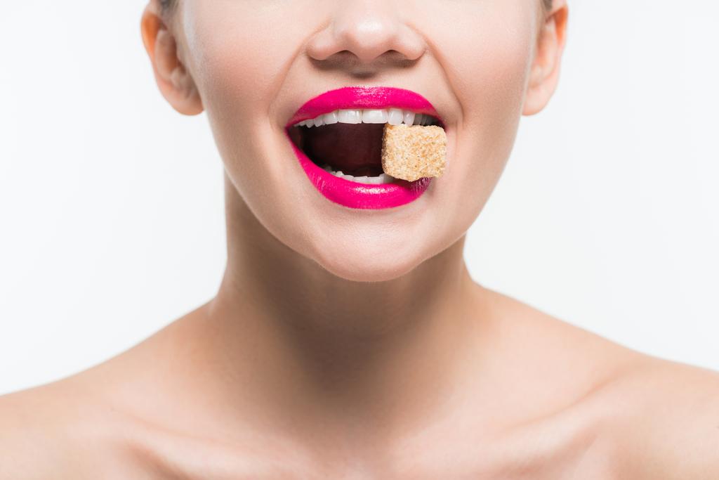 vista cortada de mulher alegre comendo cubo de açúcar isolado no branco
  - Foto, Imagem