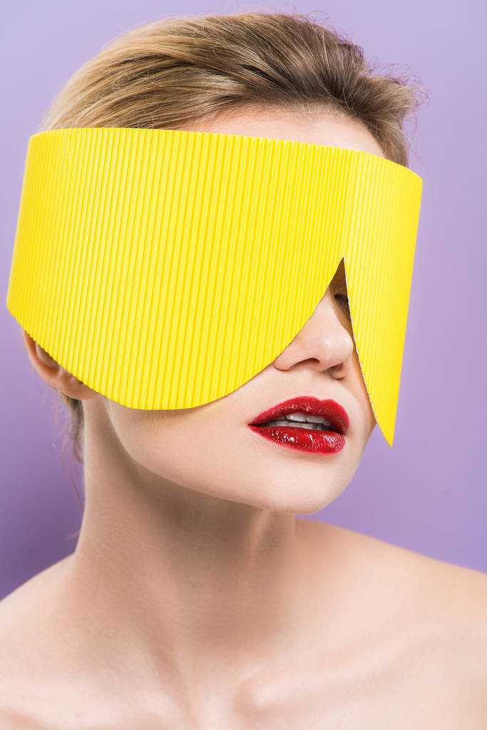 紫に孤立した黄色い紙の眼鏡に赤い唇を持つ若い女性  - 写真・画像