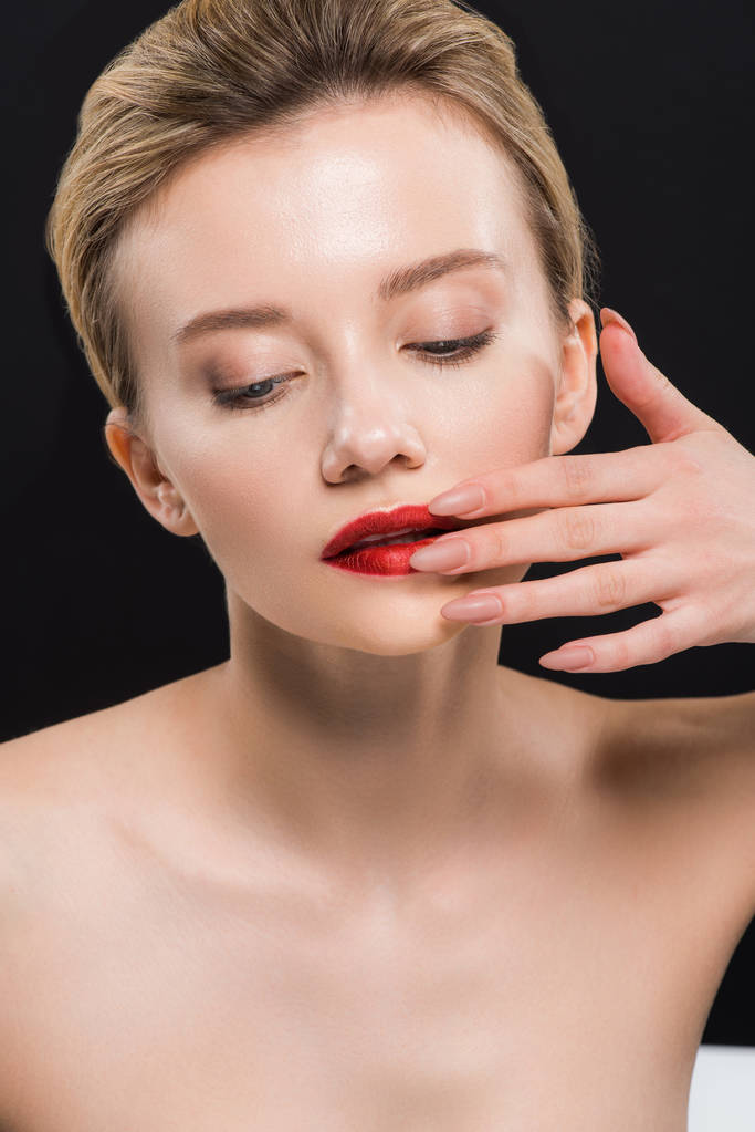 nu et attrayant femme touchant lèvres rouges isolé sur noir
  - Photo, image