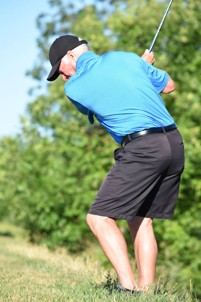 Fitter Senior-Golfer mit Golfschlägerschwingen - Foto, Bild