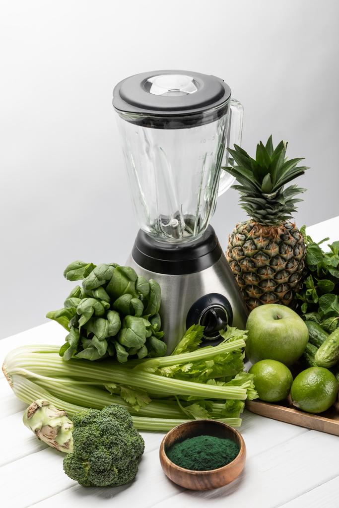 stropní pohled na mixér u chutných plodů a organické zeleniny na bílém  - Fotografie, Obrázek