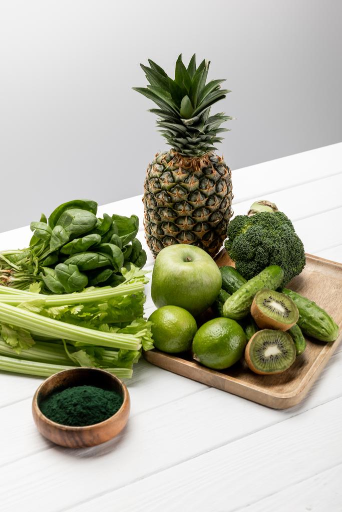 вкусные свежие фрукты рядом с органическими и сырыми овощами на сером
  - Фото, изображение