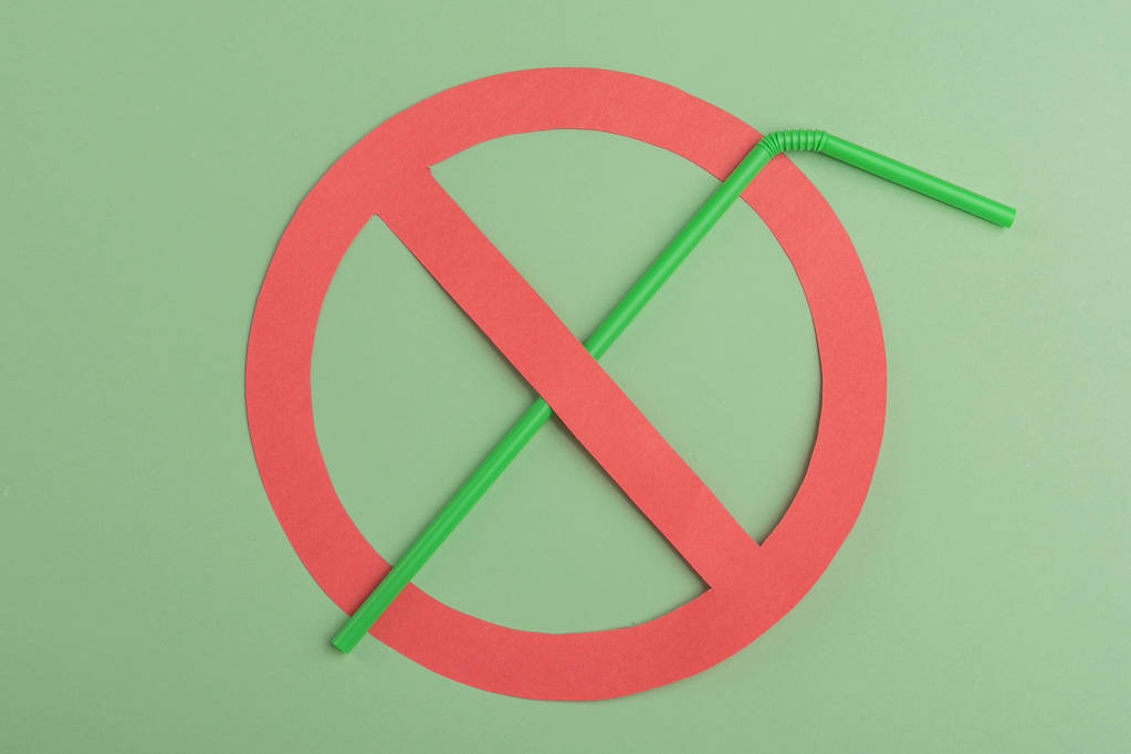 Nada de plástico. Paja de plástico verde colocada en un círculo de prohibición roja sobre un fondo verde, diciendo una campaña de prohibición sobre el tema por una preocupación ambiental. Copiar espacio para texto
. - Foto, imagen