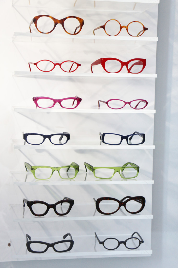 Näyttö värikkäitä moderneja silmälaseja
 - Valokuva, kuva