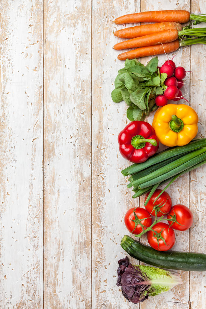 Świeżych organicznych warzyw na tle rustykalnym - Zdjęcie, obraz