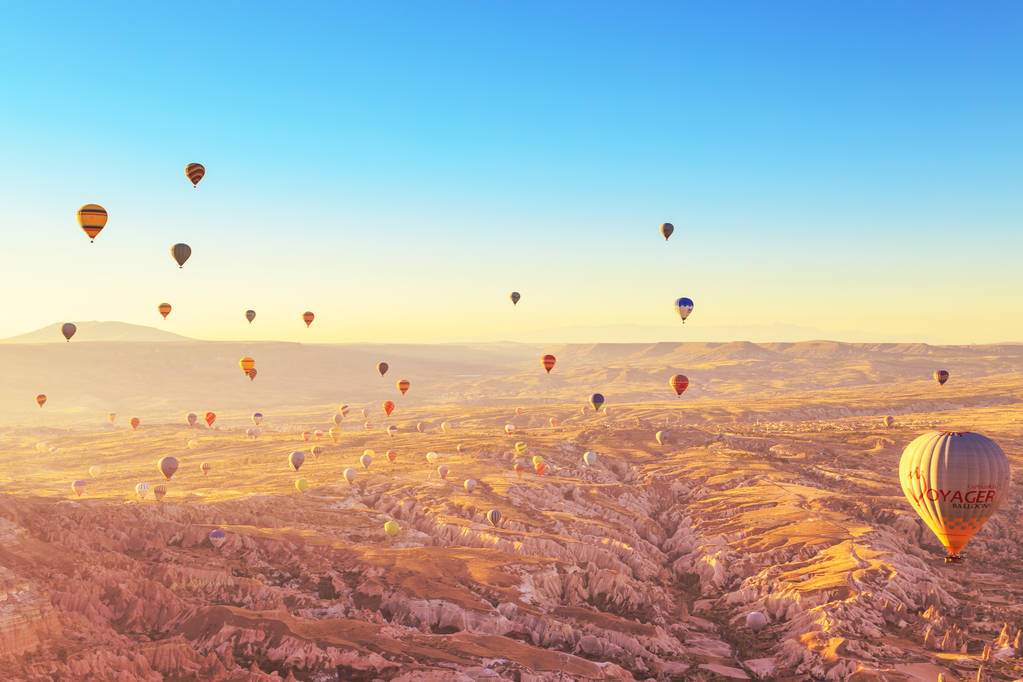 erstaunlicher Sonnenaufgang über Kappadokien. Bunte Heißluftballons.  - Foto, Bild