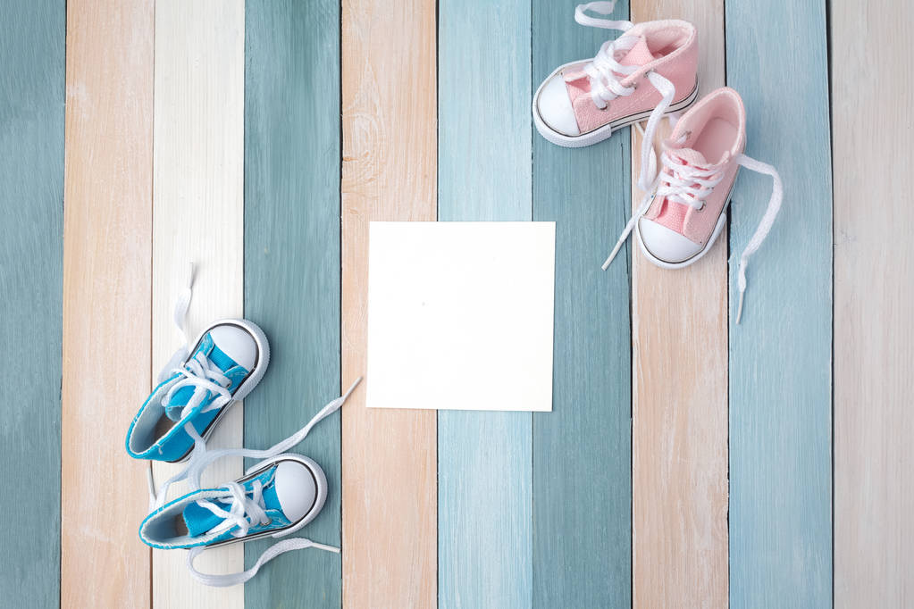 Lindos zapatos de bebé pequeños sobre un fondo de madera con espacio para texto
 - Foto, Imagen