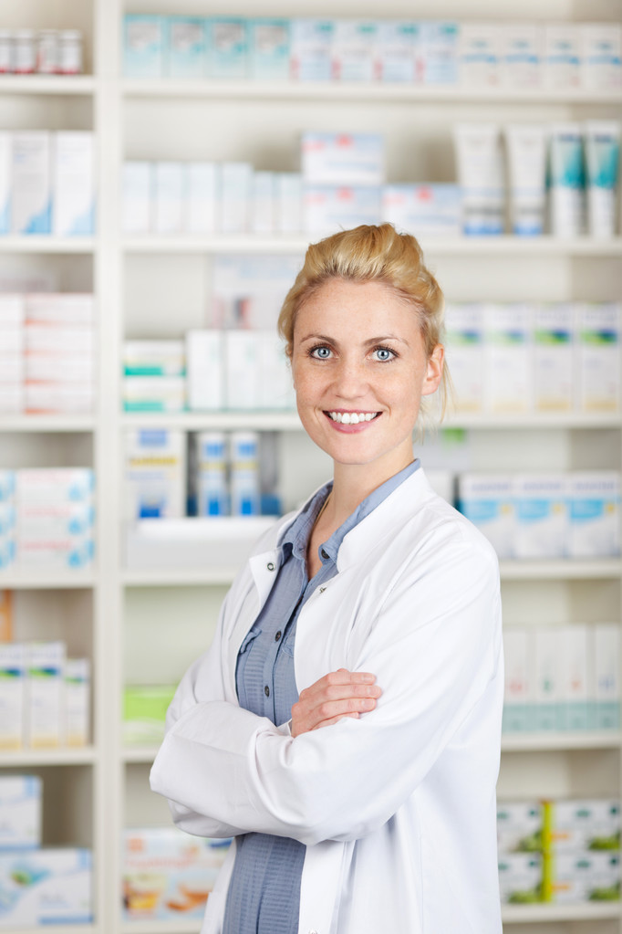 Fiduciosa farmacista femminile in farmacia
 - Foto, immagini