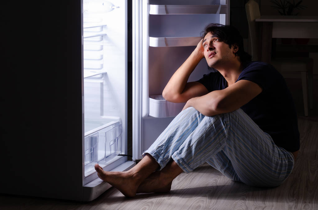 Mann bricht in der Nacht in Kühlschrank ein - Foto, Bild