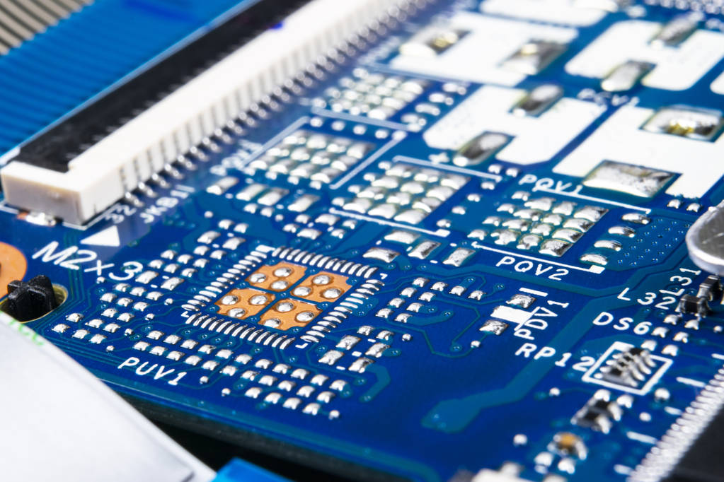 Μακρο πλάνο του Circuit board με αντιστάσεις μικροτσίπ και ηλεκτρονικά εξαρτήματα. Τεχνολογία υλικού υπολογιστών. Ολοκληρωμένος επεξεργαστής επικοινωνίας. Μηχανική πληροφοριών. Ημιαγωγός. PCB. Κλείσιμο - Φωτογραφία, εικόνα