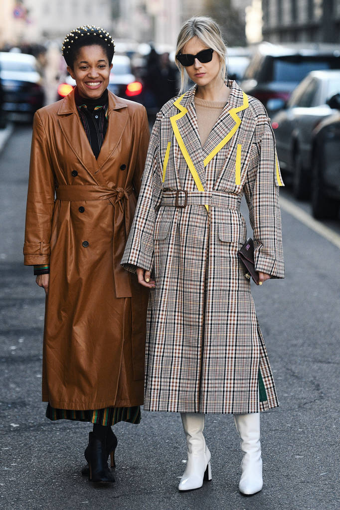 Milano, İtalya - 22 Şubat 2019: Sokak stili Influencers Tamu Mcpherson ve Linda Tol sonra - Fotoğraf, Görsel