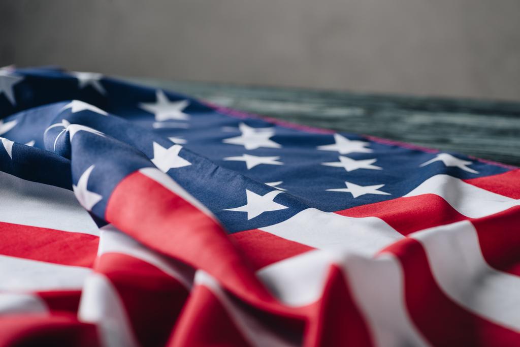 złożona amerykańska flaga na szarym tle, koncepcja dnia pamięci   - Zdjęcie, obraz