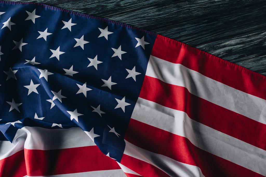 灰色の木製の表面にアメリカの国旗、記念日の概念 - 写真・画像