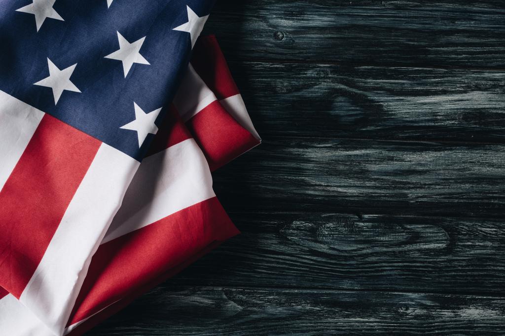 banderas nacionales estadounidenses plegadas sobre superficie de madera gris, concepto de día conmemorativo
 - Foto, imagen