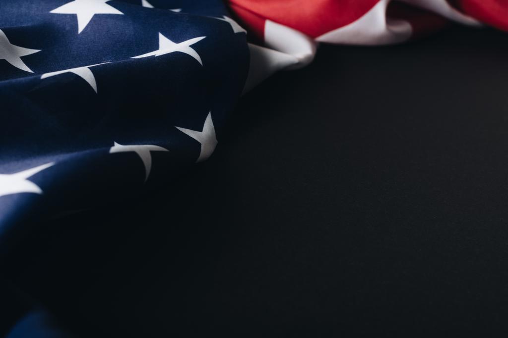 nationale vlag van de Verenigde Staten van Amerika geïsoleerd op zwart, Memorial Day concept - Foto, afbeelding