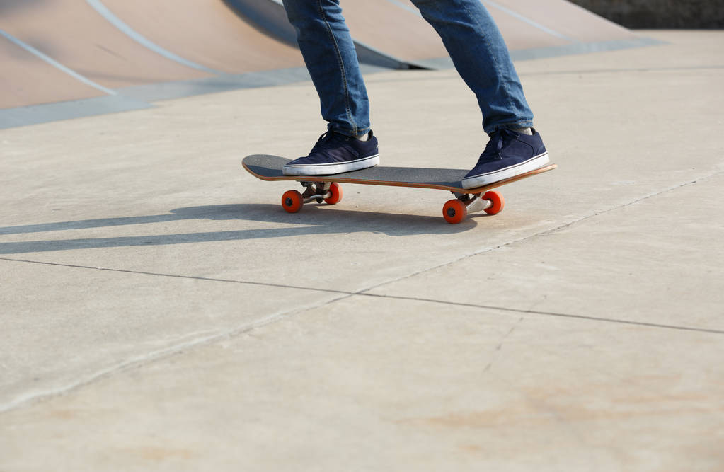 jeune skateboard au skate park
  - Photo, image