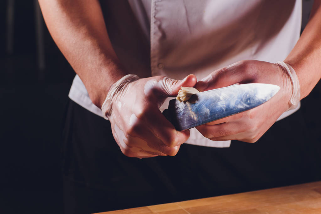Національна Грузинська кухня Хінкалі металевий фон кухар готує Хінкалі кухні вид зверху сире м'ясо тісто блюдо неприготовлену їжу стенд продажу китайської спеціальності пару пельменів процес приготування їжі. Дюйма - Фото, зображення