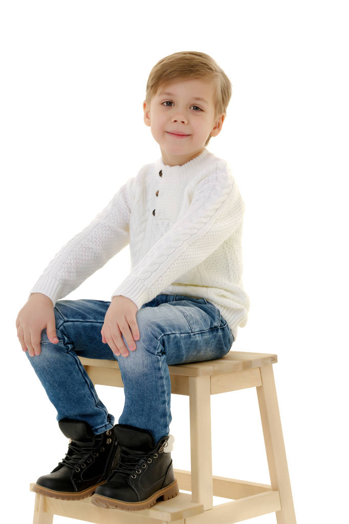 Malý chlapec sedí na židli. - Fotografie, Obrázek
