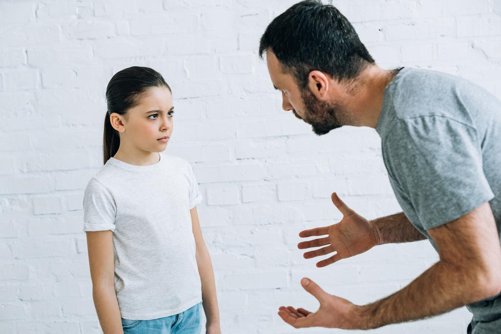 barbudo enojado padre regañando molesto hija en casa
 - Foto, Imagen