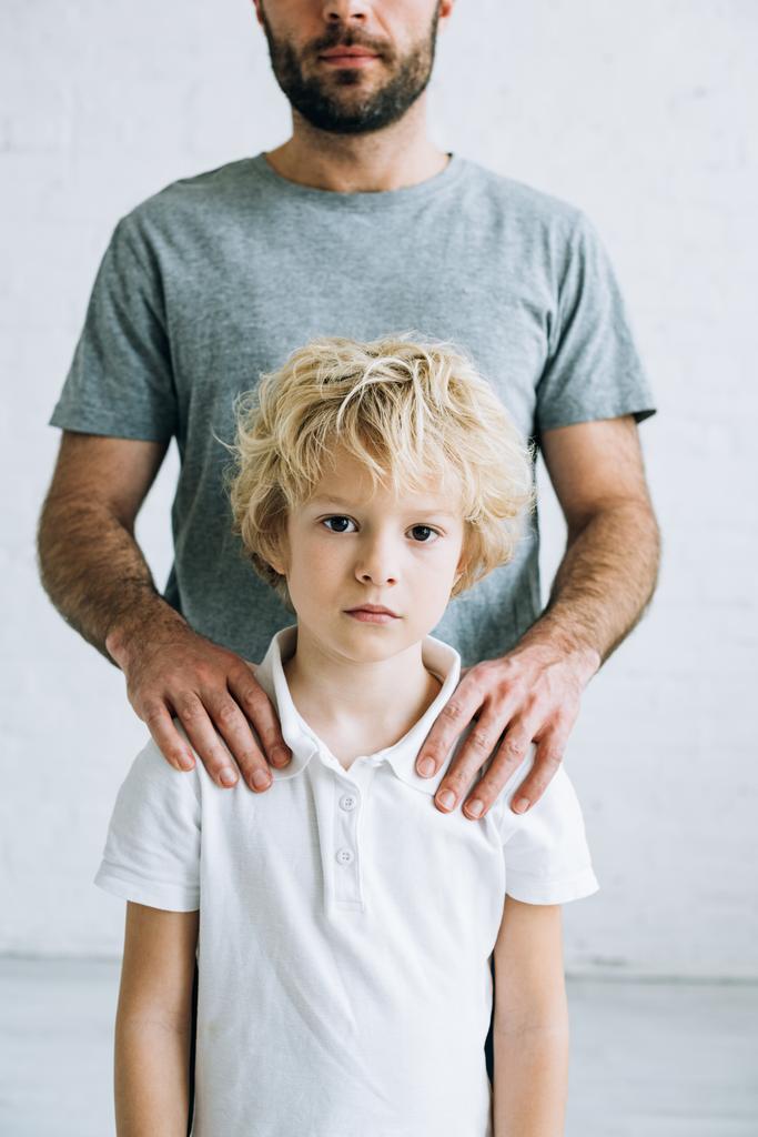 az Atya és a fiú részleges nézete, amelyben a konfliktus otthon - Fotó, kép