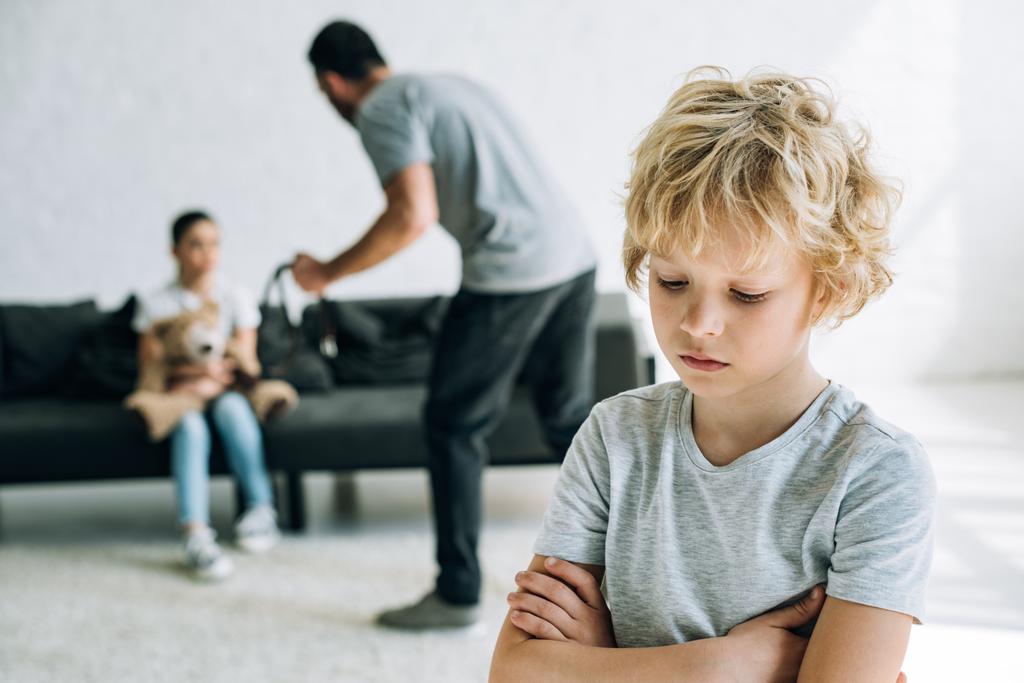 hijos tristes y padre abusivo sosteniendo el cinturón en casa
 - Foto, imagen