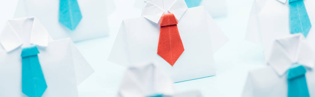 plano panorámico de origami camisas blancas con lazos azules con un rojo, pensar diferente concepto
 - Foto, Imagen