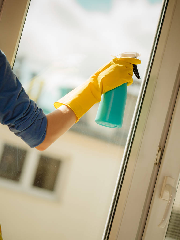 Παράθυρο καθαρισμού χεριών στο σπίτι χρησιμοποιώντας απορρυπαντικό κουρέλι - Φωτογραφία, εικόνα