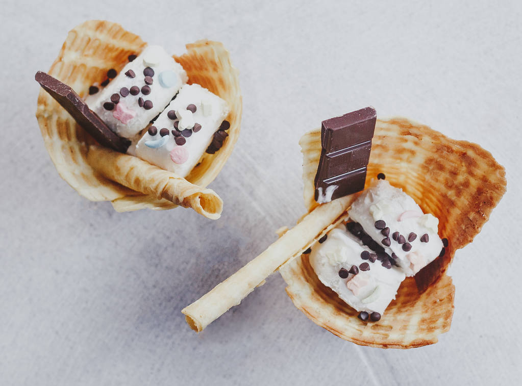 Delicioso waffle con helado. Concepto de comida de verano. Vista superior de delicioso helado
 - Foto, Imagen