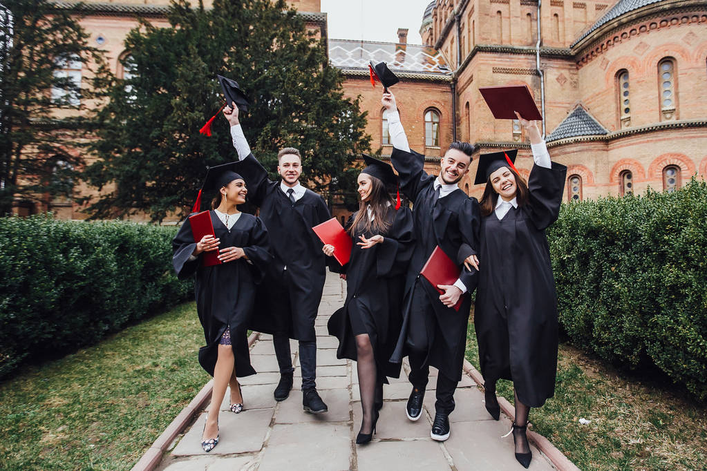 Sikeres diplomások egyetemi ruhák gazdaság diplomák - Fotó, kép