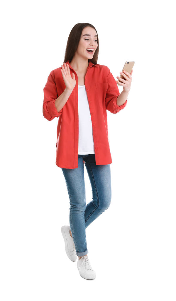 Mujer usando el teléfono móvil para el chat de vídeo aislado en blanco
 - Foto, Imagen