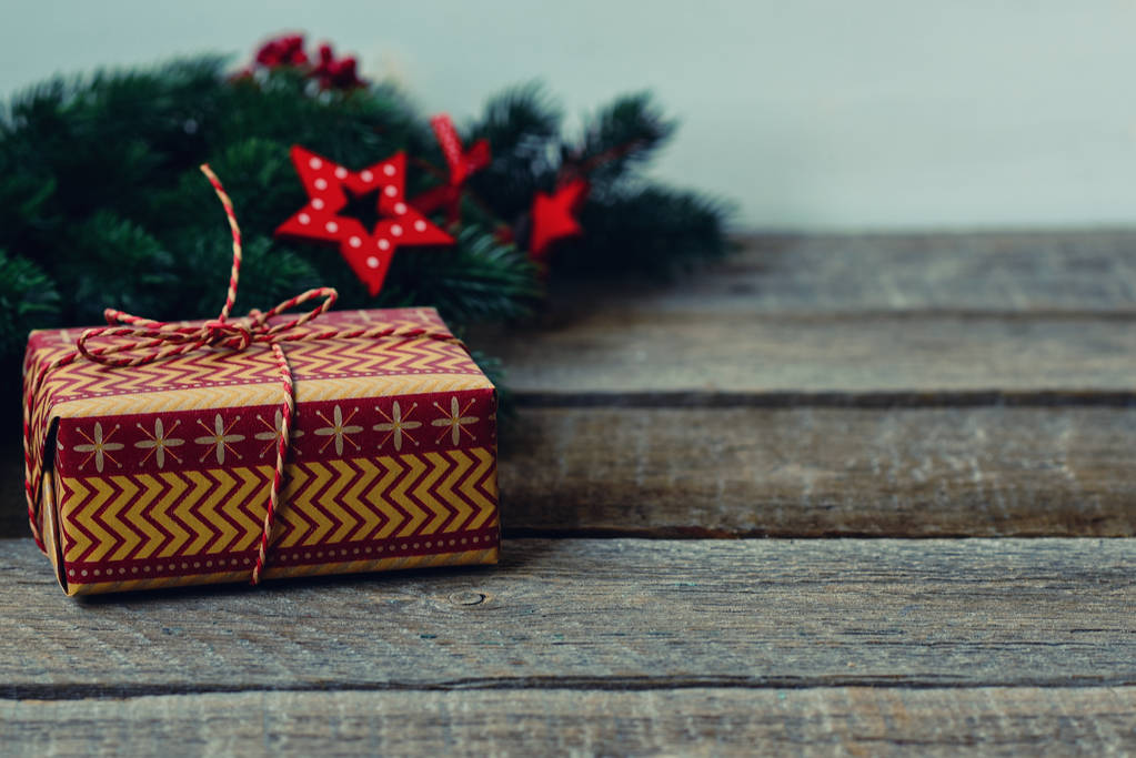 暗い木製のボード上の装飾やギフトボックスとクリスマスの背景。クリスマスプレゼント、星、モミの枝。コピースペースを持つトーンイメージ. - 写真・画像