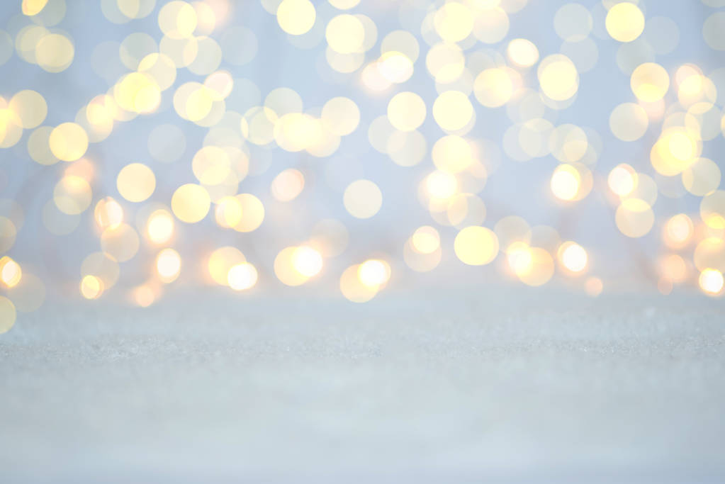 Αφηρημένα Χριστουγεννιάτικα φώτα στο παρασκήνιο. Θαμπό bokeh. - Φωτογραφία, εικόνα
